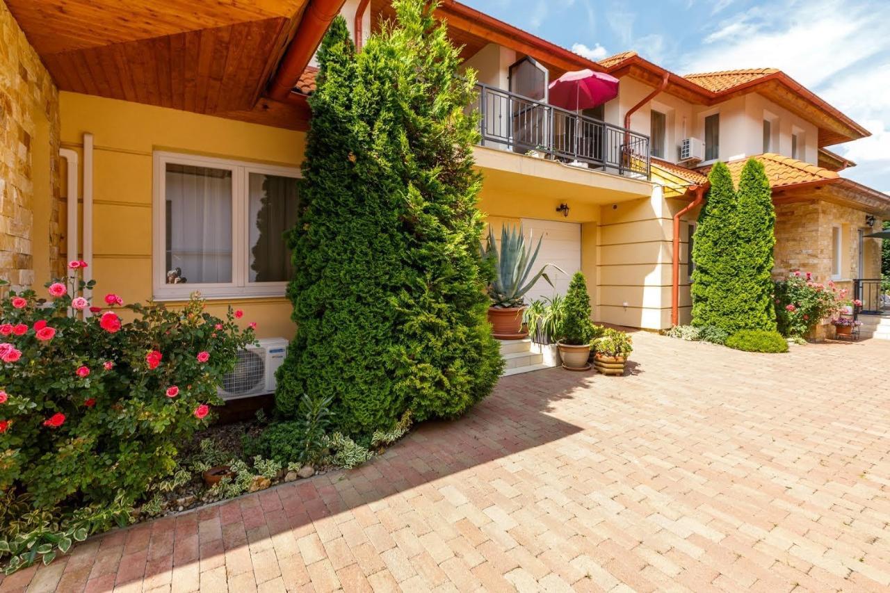 Andi Apartman Heviz Luaran gambar