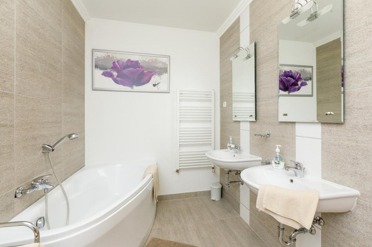Andi Apartman Heviz Luaran gambar