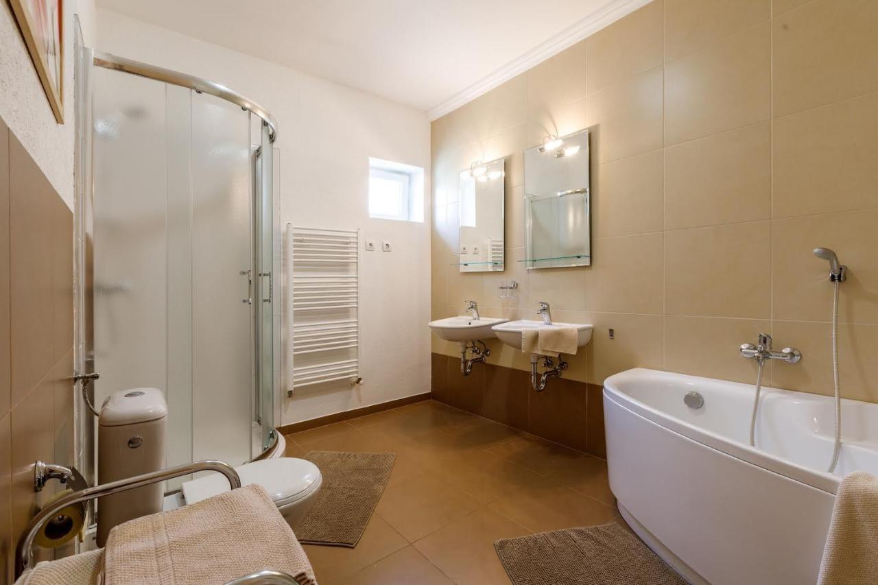 Andi Apartman Heviz Luaran gambar