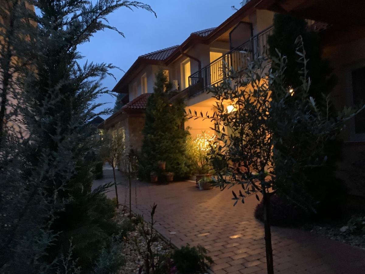 Andi Apartman Heviz Luaran gambar