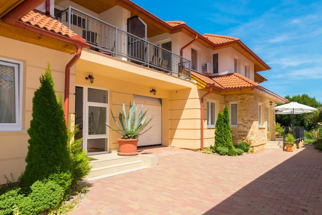 Andi Apartman Heviz Luaran gambar