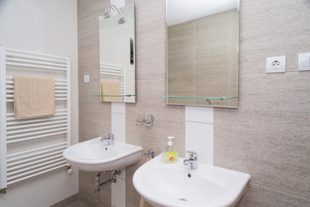 Andi Apartman Heviz Luaran gambar